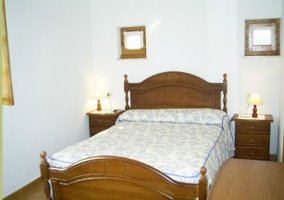 Dormitorio con cama de matrimonio