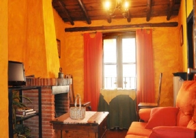 Sala de estar con chimenea