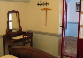 Dormitorio de matrimonio con palanganero