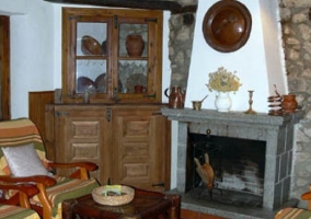 Cocina con mesa de madera