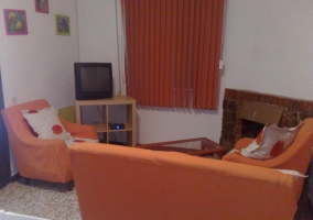 Sala de estar con televisión y chimenea