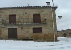 Fachada de la casa nevada