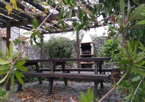 Terraza de la vivienda con barbacoa