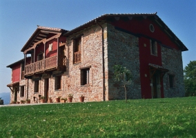 La fachada y el jardín de la casa