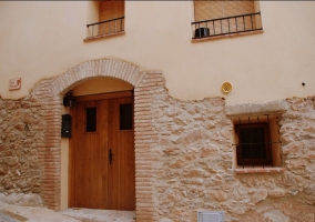 Fachada y puerta de entrada