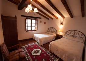 Habitación con cama de matrimonio