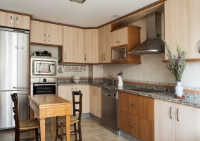 Cocina equipada y mesa