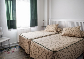 Dormitorio con camas individuales