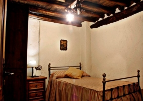 Dormitorio con cama de matrimonio