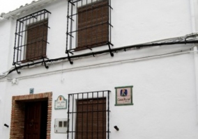 Dormitorio con cama de matrimonio