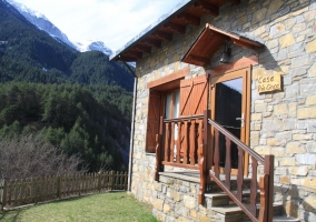 Dormitorio de matrimonio con cabecero de madera