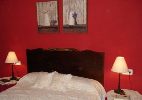 Dormitorio de matrimonio con cabecero de madera