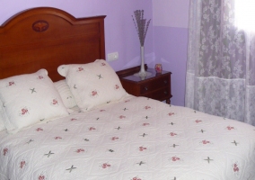 Dormitorio abuhardillado con cama de matrimonio