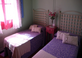 Dormitorio con cama de matrimonio