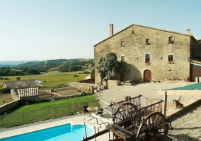 Vista de la casa y piscina 