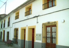 Acceso principal a la vivienda en el casco urbano del pueblo