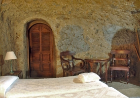 Cama de matrimonio en dormitorio