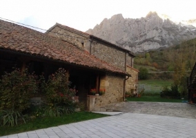 Entrada a la vivienda, con vistas a un entorno natural