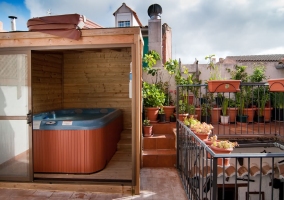 Salón con chimenea y televisor