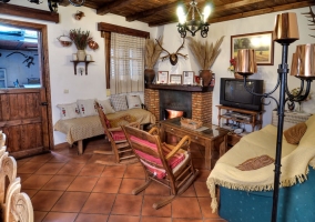 Salón con chimenea y televisor