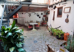 Salón con chimenea y vigas de madera