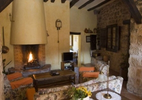 Zona de estar con chimenea