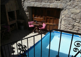 Salón con chimenea de leña y vigas en el techo