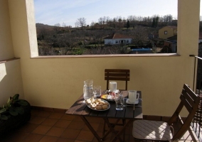 Patio con piscina y barbacoa