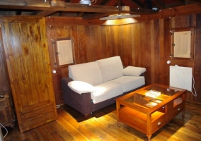 Sala con televisión en el hórreo