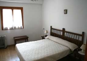 Habitación de matrimonio con muebles de madera