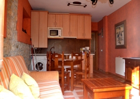 Dormitorio con cama de matrimonio y pared de piedras