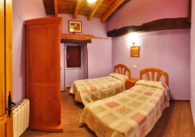 Dormitorio con cama doble rosa de la casa rural