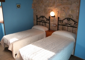 Dormitorio Malva con dos camas individuales de la casa rural