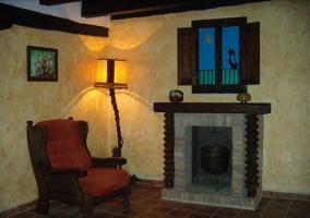 Rincón de lectura con chimenea