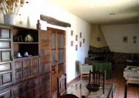 La sala de estar de una de las casitas