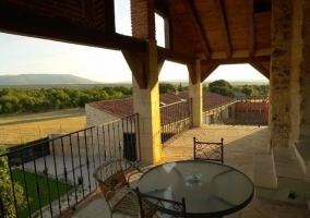 Sala de estar con chimenea y televisor grande al lado