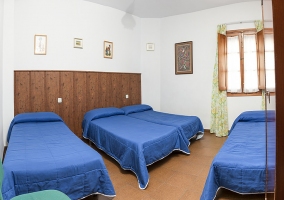 Dormitorio con camas de matrimonio e individual