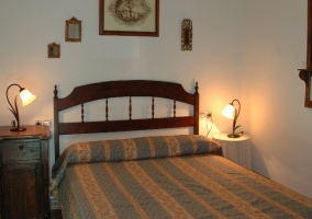 Sala de estar con sofá y chimenea
