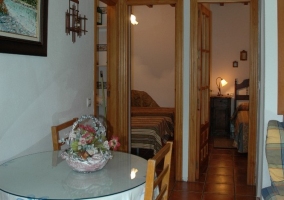 Mobiliario en madera presente en un dormitorio