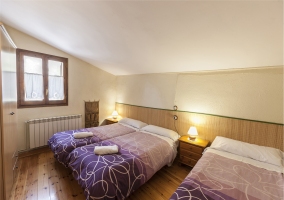 Dormitorio con camas individuales