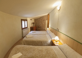 Dormitorio con varias camas