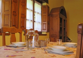 Cocina en L y mesa de comedor