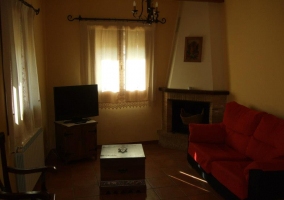 Sala de estar con televisión y chimenea