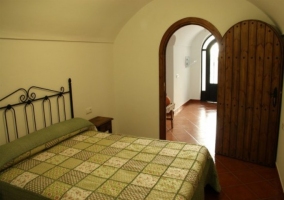 Dormitorio con camas de matrimonio