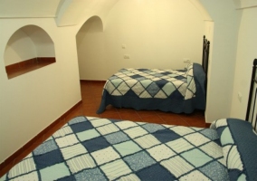 Dormitorio con camas individuales