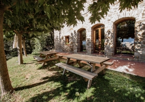 Fachada y jardines
