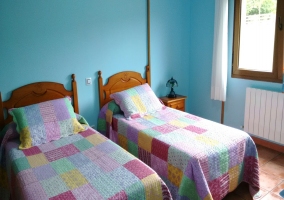 Dormitorio con camas individuales