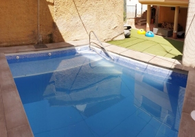 Vistas de la piscina en el exterior de la vivienda