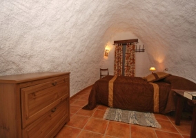 Dormitorio con cama de matrimonio