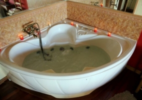 Dormitorio de matrimonio con jacuzzi